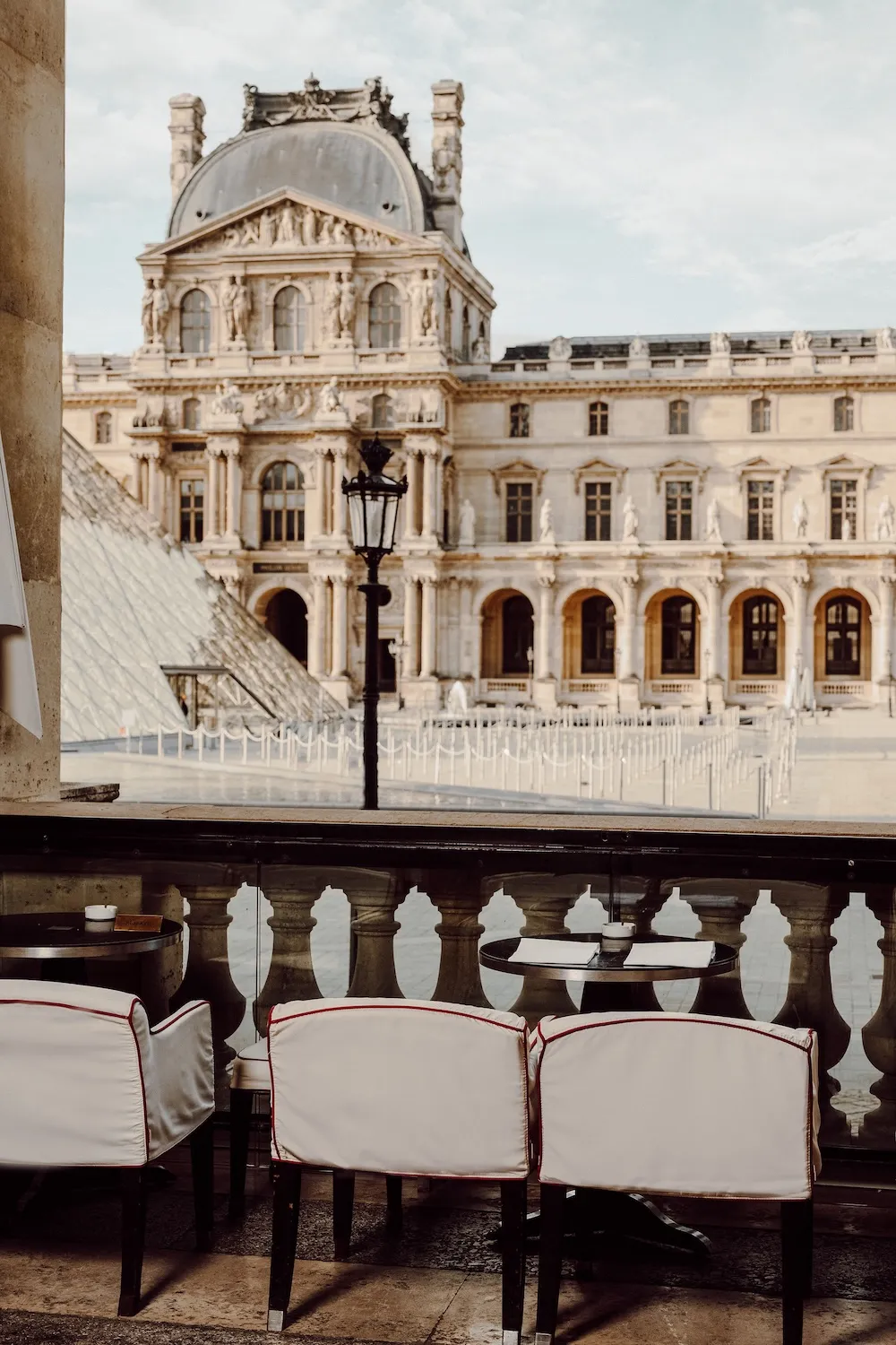 洋書 Beaumarly Paris Le Café Marly | Restaurant à Paris, sous les arcades du Louvre